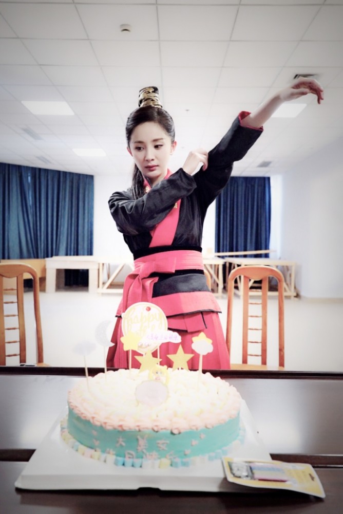 杨幂庆生方式好特别 撸起袖子的动作太帅