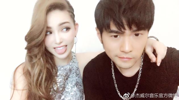 周杰伦七夕放闪晒和昆凌合照 自侃“偶像和歌迷”