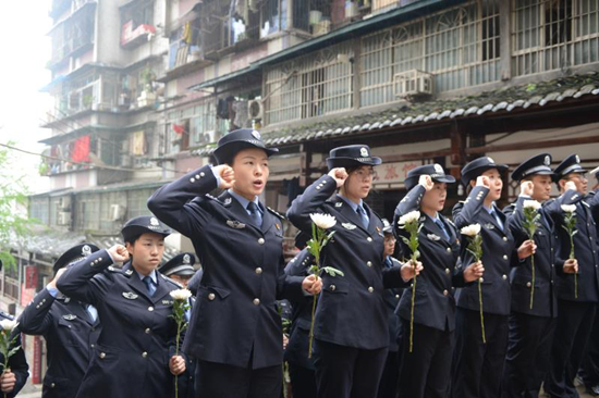 【法制安全】重庆渝中30名青年民警祭奠英烈张国富烈士