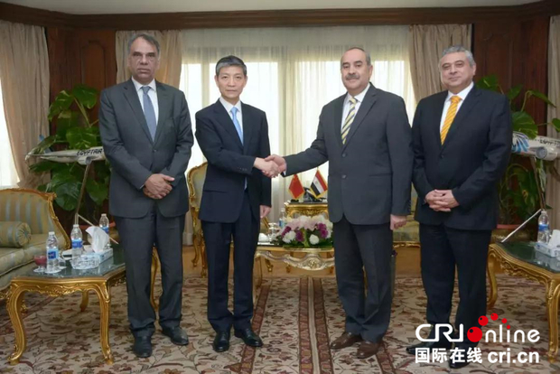 图片默认标题_fororder_中国驻埃及大使廖力强（左二）会见埃及民航部长穆罕默德·马纳尔。