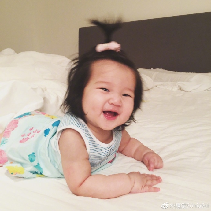 隋棠女儿梳苹果头娇憨可爱 儿子穿白衬衫乖巧帅气