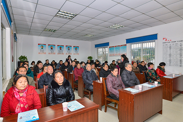 图片默认标题_fororder_6参与发放“一卡通”的村民（摄影-廖志全）