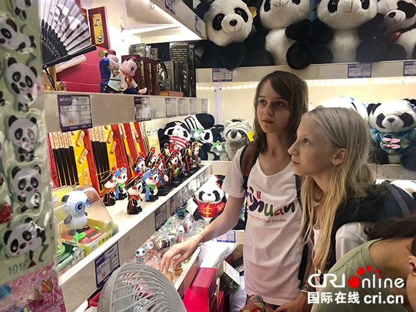 图片默认标题_fororder_小演员挑选熊猫礼品