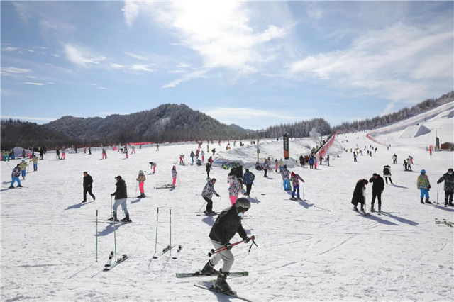 第十五届神农架冰雪节在神农架国际滑雪场开幕