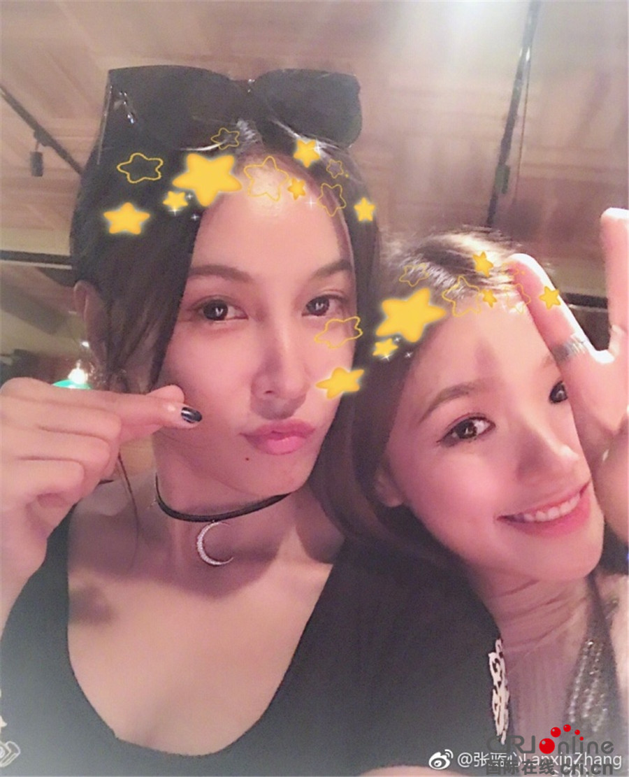 七夕张蓝心林允闺蜜乱入 亲嘴同屏"秀恩爱"