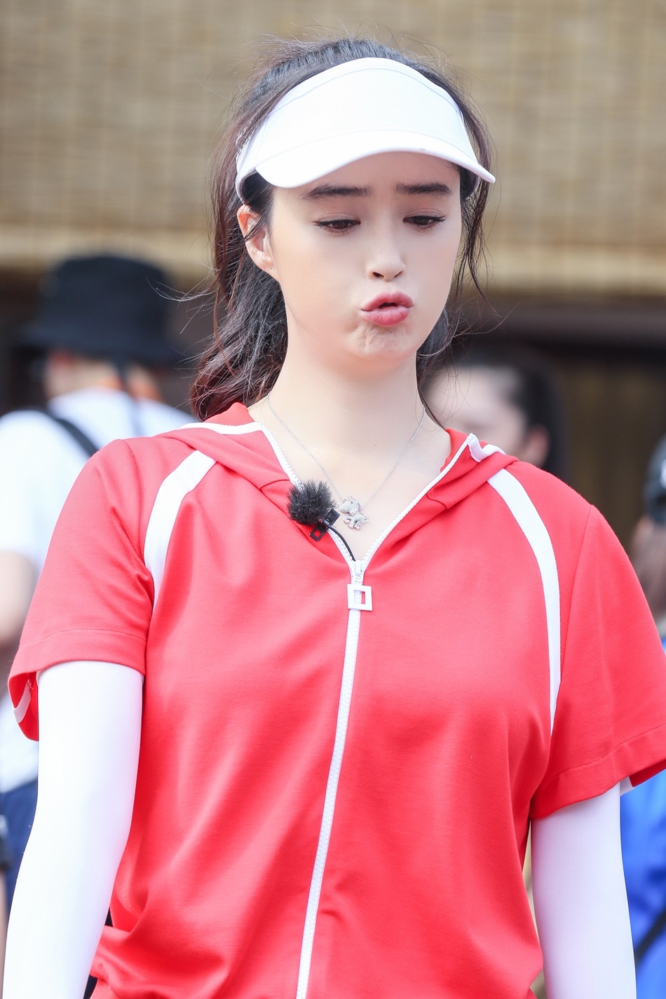 蒋欣下地摘菜做饭变美厨娘 手起刀落厨艺精湛