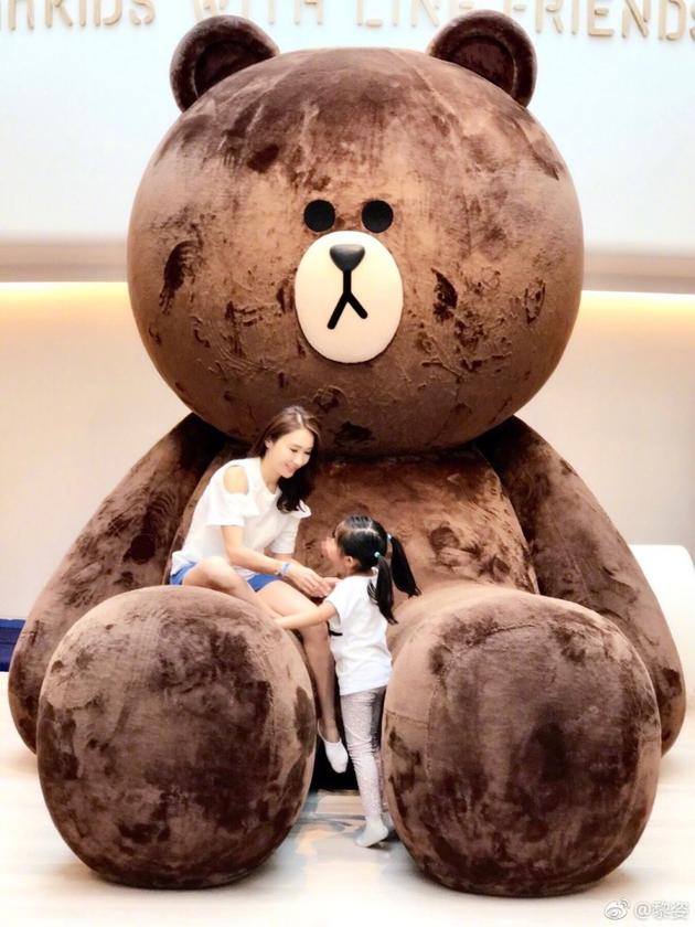 黎姿晒与女儿巨型公仔前合照 称孩子是最大幸福
