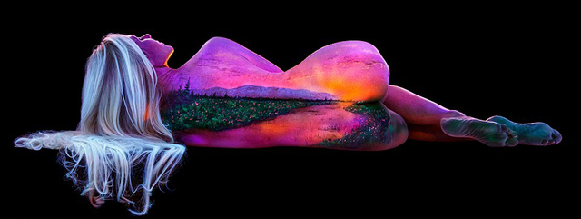 美国艺术家用荧光在裸体女模身上作画