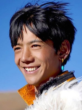 驚異の速度でバズったチベット族の美少年、故郷の観光大使に！