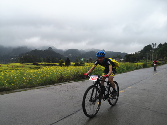 【CRI专稿 列表】骑行穿越花海 重庆巴南石滩镇举办国际山地自行车赛