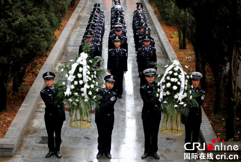 贵州黔西：公安民警集体缅怀英烈 （组图）