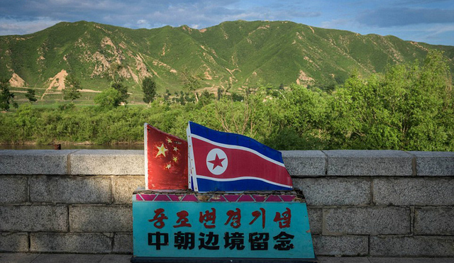 潘拍摄的首张照片是他们从中国边境进入朝鲜的情景,他惊讶于那裏的
