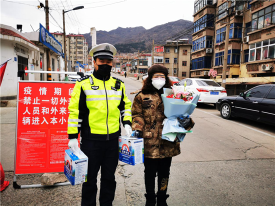 (连云港连云区交警大队供稿 平安江苏列表 三吴大地连云港 移动版)【苏力同心战疫情】连云港交警李乃桂:与妻子同心战“疫”线