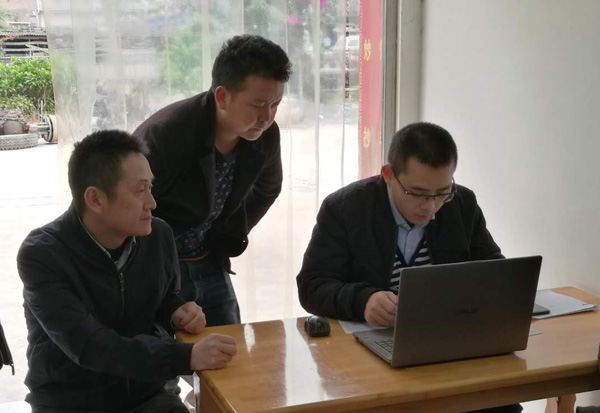 图片默认标题_fororder_审计工作现场（江滔用笔记本电脑进行大数据分析）