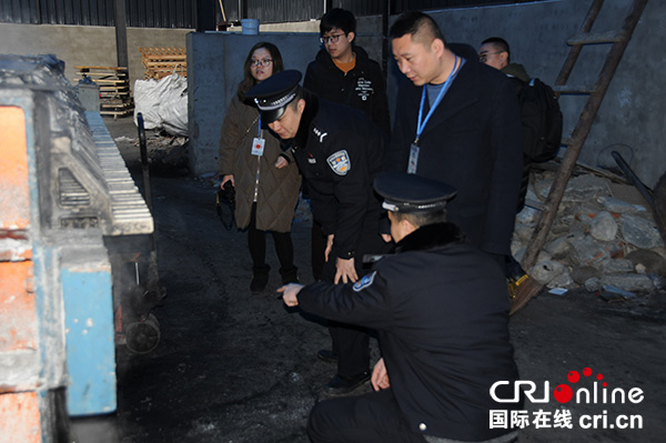 图片默认标题_fororder_环保+公安联合执法现场抽取水样