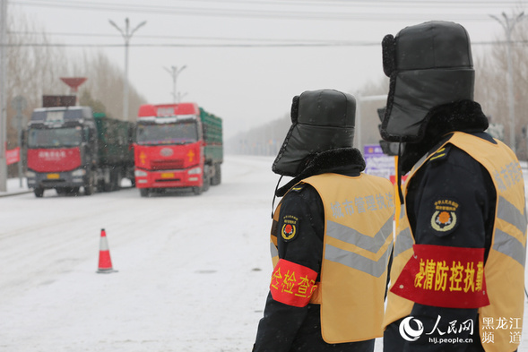 致敬！风雪中的战“疫”人