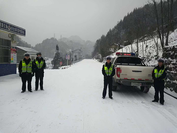 图片默认标题_fororder_9交警在梨树到庙坡路段路口值守