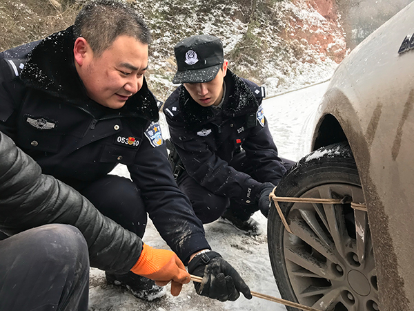 图片默认标题_fororder_7草坝派出所民警为轮胎安装防滑绳
