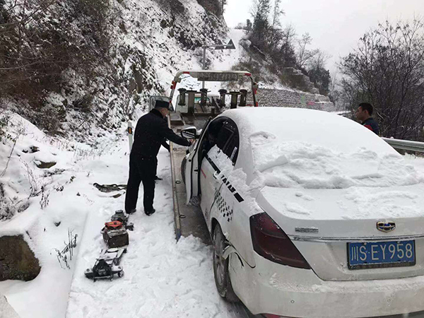图片默认标题_fororder_8大竹派出所民警对无法行驶的车辆给予救助
