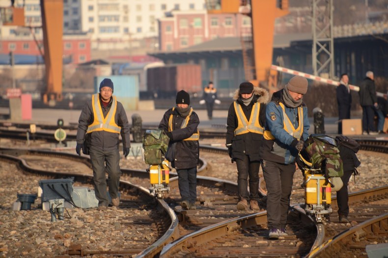 辽宁丹东：钢轨“B超师”精心检测确保铁路安全畅通