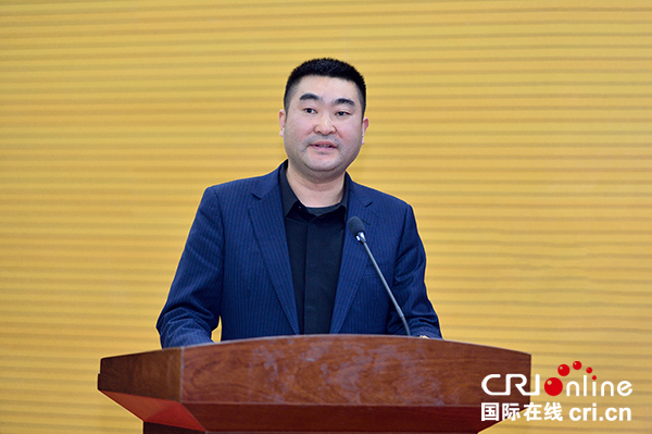 图片默认标题_fororder_3四川绵阳树人教育投资有限公司董事长易伦介绍项目情况（摄影-廖志全）