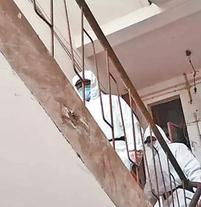 #人民日报#这个时候，必须往前冲！(英雄的城市 英雄的人民) ——