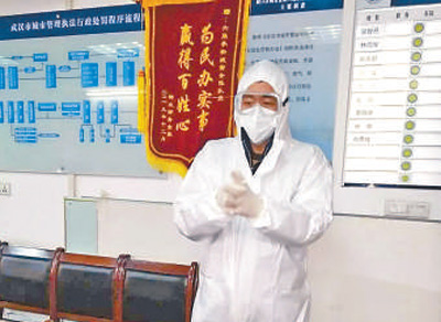 #人民日报#这个时候，必须往前冲！(英雄的城市 英雄的人民) ——