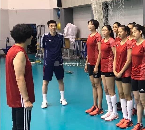 中国女排备战大冠军杯 郎平现身训练场