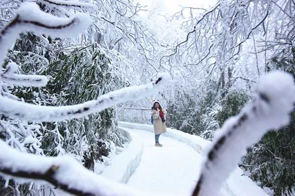 图片默认标题_fororder_冰雪峨眉山的游客身影（摄影：葛旺）
