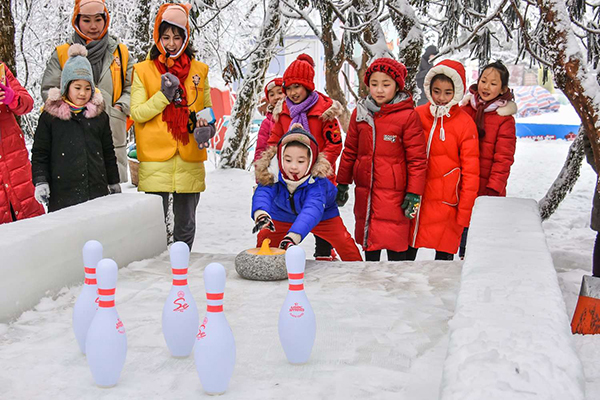 图片默认标题_fororder_孩子们体验雪上“保龄球”（摄影：李昕峰）