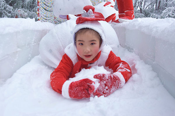 图片默认标题_fororder_孩子们在雪中嬉戏（摄影：葛旺）