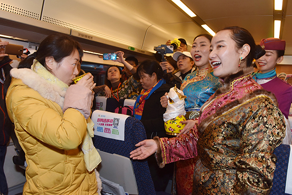 图片默认标题_fororder_列车上的藏族乘务员欢迎首班乘客（摄影--杨涛）