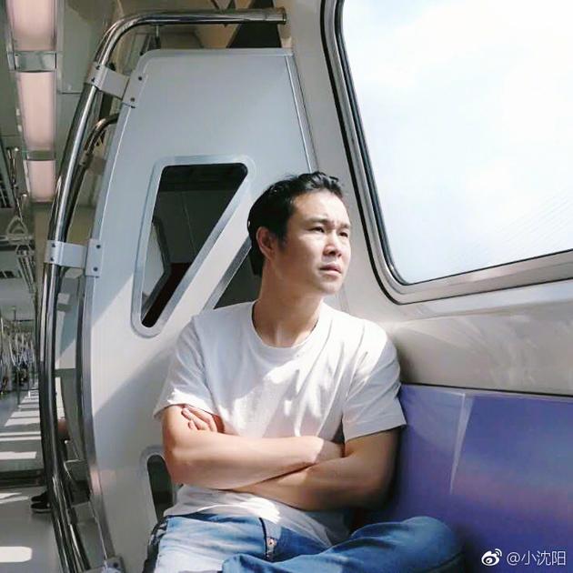 居然可以看外景！小沈阳晒人生第一次坐地铁照