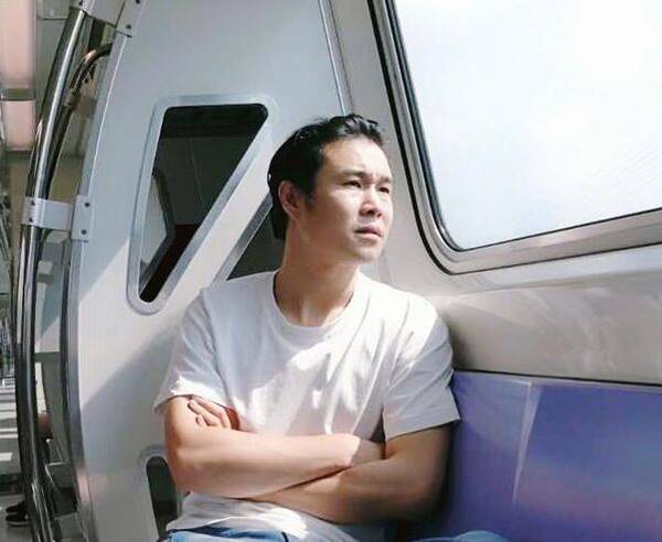 小沈阳晒人生第一次坐地铁照 惊讶还可以看外景