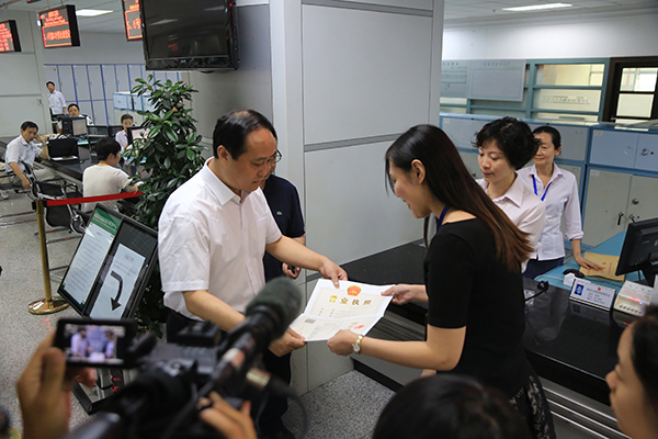 图片默认标题_fororder_12015年5月28日成都市工商局发出第一张电子营业执照（成都市工商局-供图）