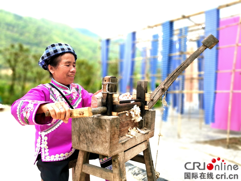 贵州望谟：布依族村落展示传统技艺（组图）
