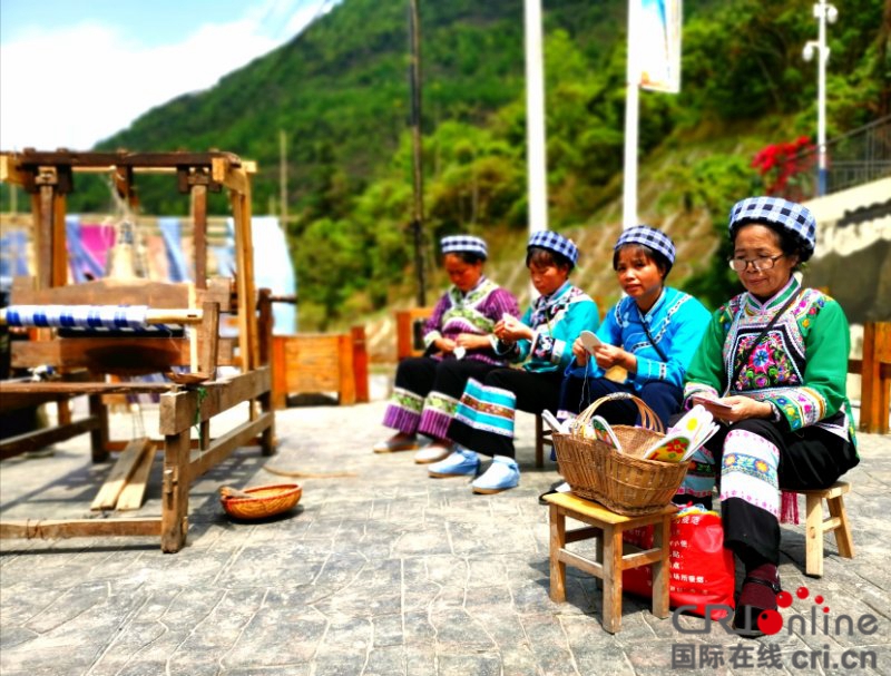 贵州望谟：布依族村落展示传统技艺（组图）