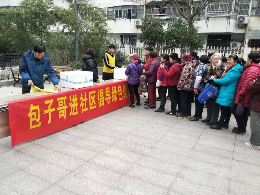 (供稿 公益列表 三吴大地南京 移动版)包子哥打造公益先锋 为底层工人送爱心