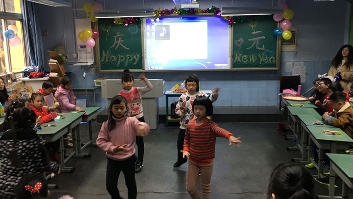 成都市实验小学青华分校组织各班级举行庆祝元旦节活动