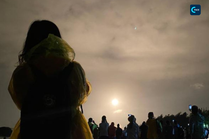 เมืองเหวินชาง มณฑลไห่หนาน: ผู้คนจากท้องที่ต่างๆ โต้รุ่งที่ชายหาดเพื่อเฝ้าชมการปล่อยจรวด