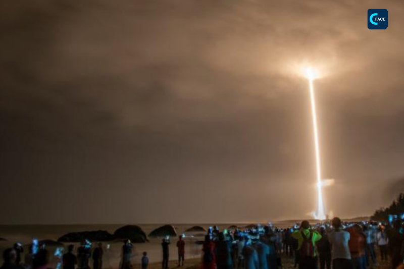 เมืองเหวินชาง มณฑลไห่หนาน: ผู้คนจากท้องที่ต่างๆ โต้รุ่งที่ชายหาดเพื่อเฝ้าชมการปล่อยจรวด