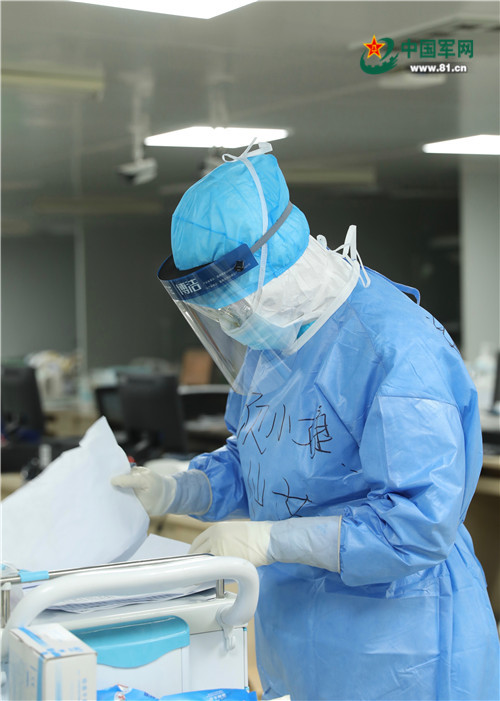 【中国军网】确认过眼神，她们是重症监护室的“美女”和“仙女”