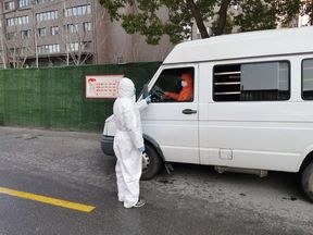 国际在线@从“守门员”到“摆渡人”：抗击疫情，他一直在线丨武