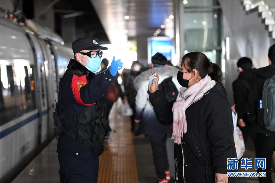 「新华网」石家庄：铁路公安加强疫情防控应对客流回升