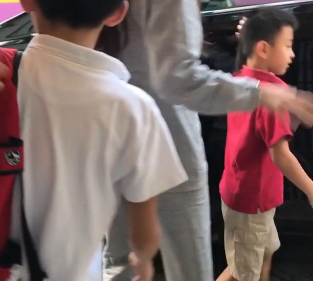 张柏芝穿睡衣送两子搭校车上学 走路一瘸一拐