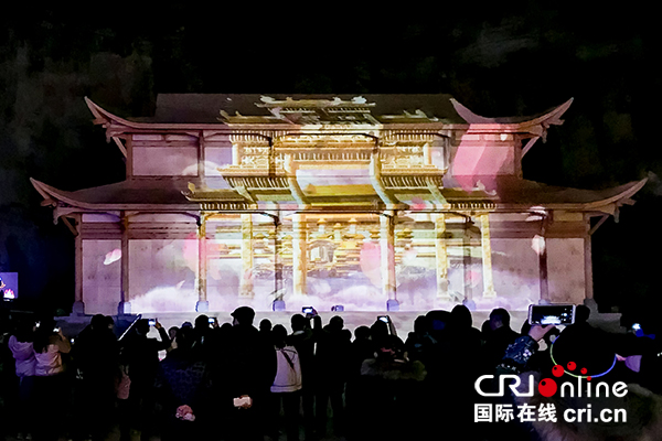 图片默认标题_fororder_4-4D灯光秀吸引众多游客拍照（摄影-廖志全）