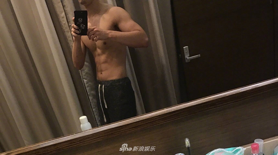 陈学冬晒自拍大秀八块腹肌 身材竟然这么好