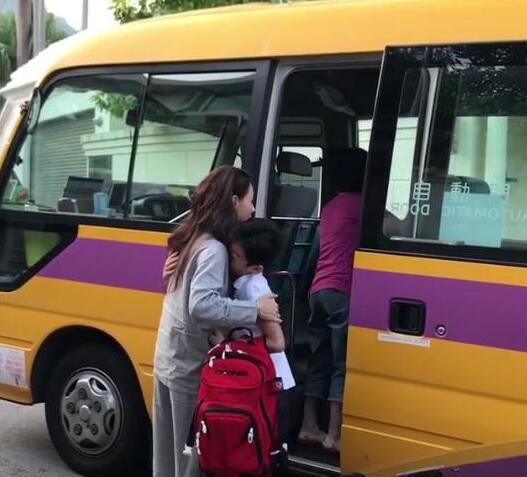 张柏芝起大早送儿子上学 穿着打扮和平常妈妈没差