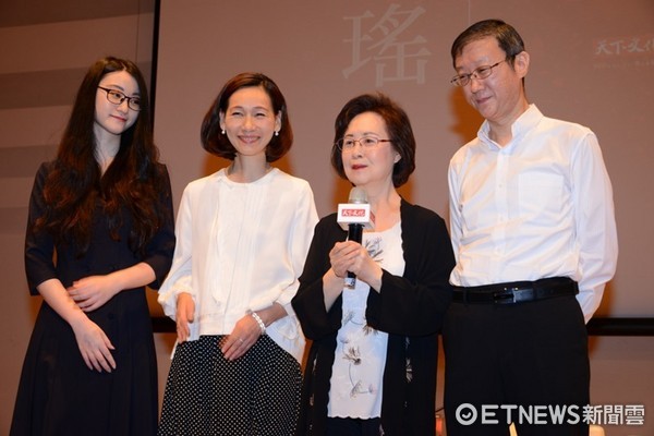 琼瑶新书座谈会讨论善终权 粉丝有感而发抱住她痛哭