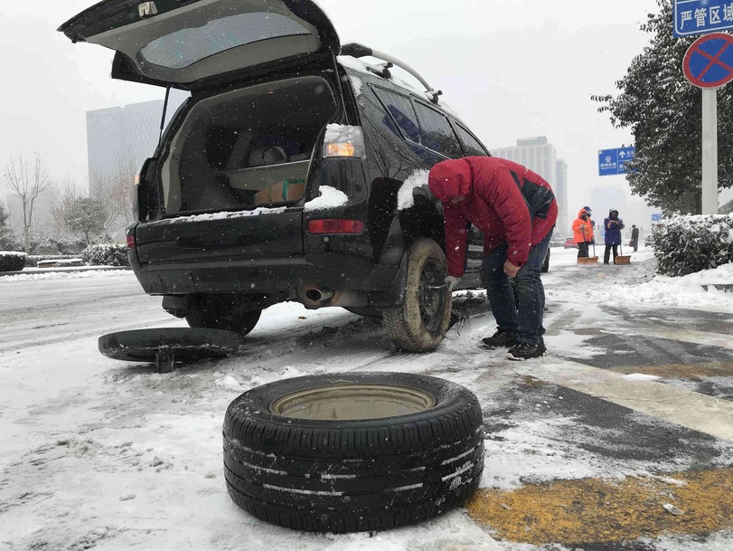 Heavy snowstorm blankets Henan Province